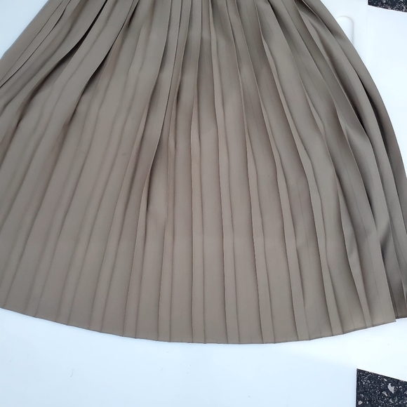 Madeleine long dress in Olive Green. 6 - Picture 6 of 14